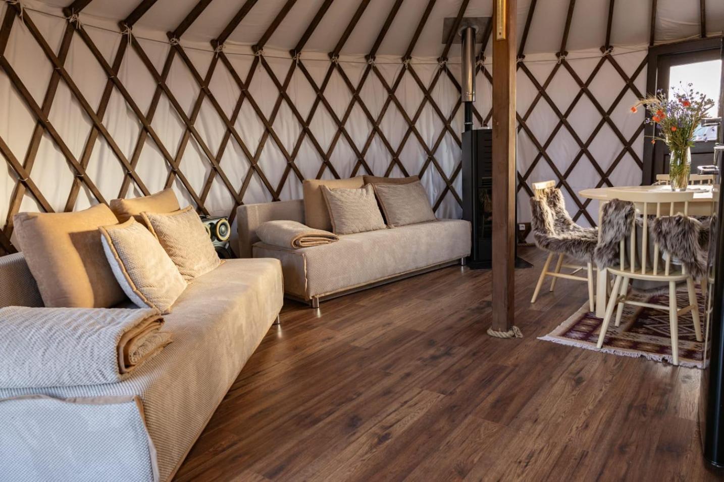 Jurtowe Wzgorze Glamping Grabinek