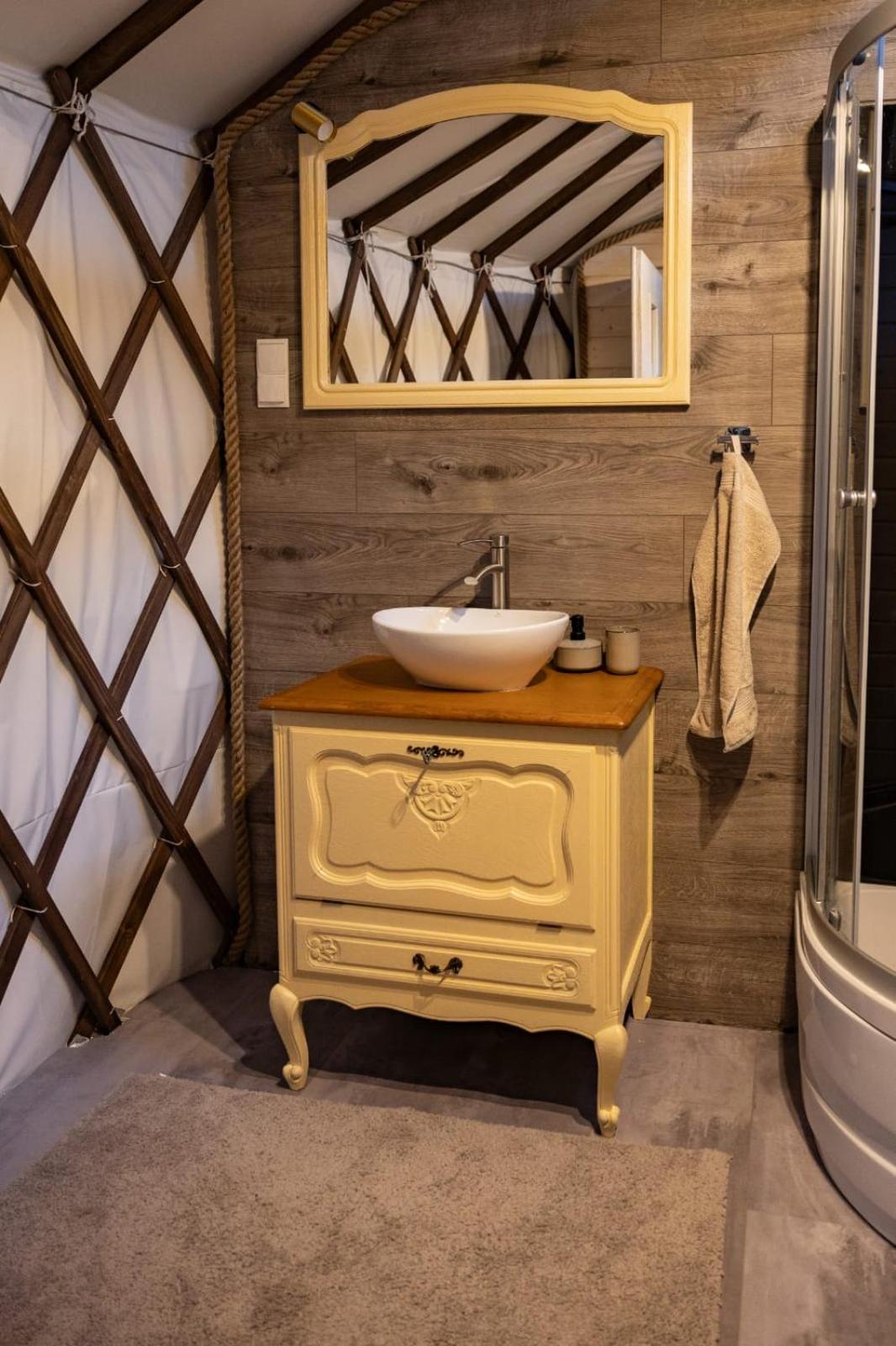 Luxury tent Jurtowe Wzgorze Glamping Grabinek